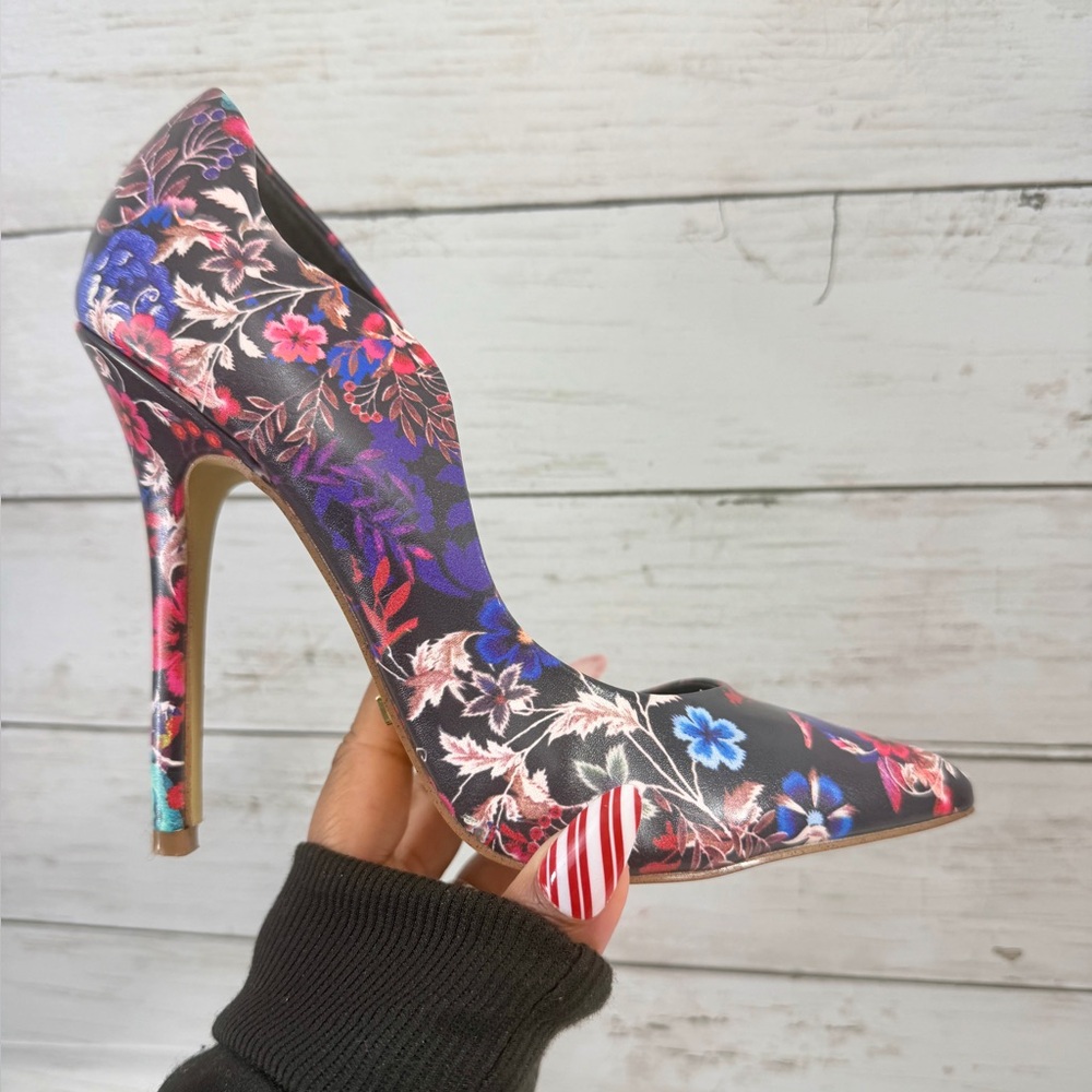 VTG Bebe Farnaz floral print pointed toe scallop edge stiletto heels Size 7